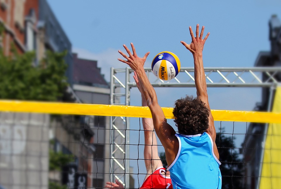 How do you time your jump when trying to block a volleyball?